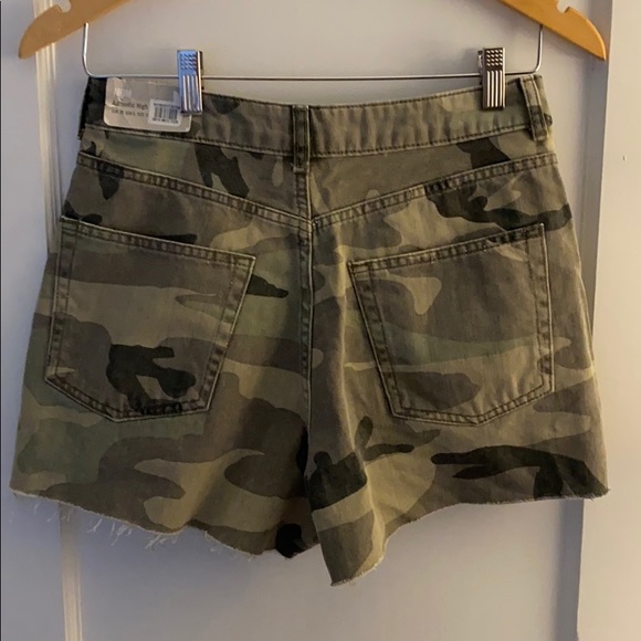NWT Topshop Mom Jean High-waisted Raw Hem Shorts camo size 4 - Picture 6 of 6